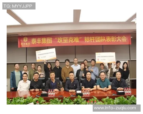 芬奇谈球队困境：团结一致共克时艰的决心与信念